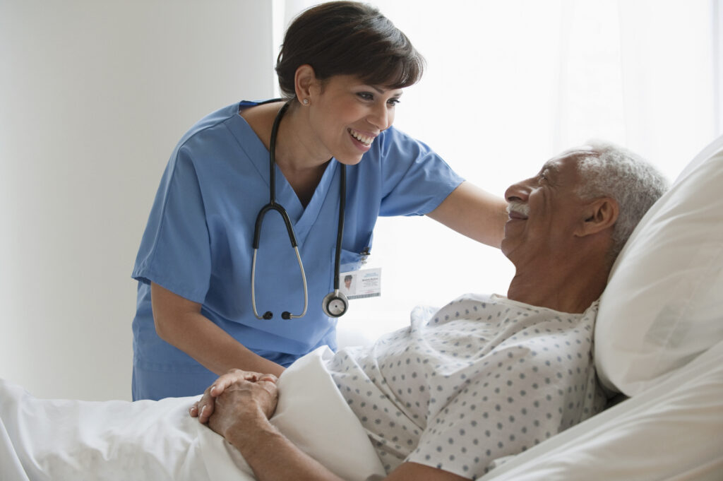 Pflegekraft mit älterem männlichem Patienten